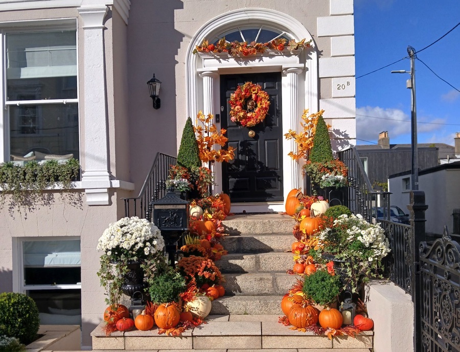 House decorated for Halloween